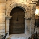 Une porte, un coté en noyer et l'autre en chêne vieilli.