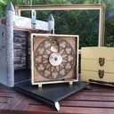 Les gravures sont faites à la graveuse laser. Seules les tours sont en bois massif.