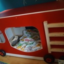 Un lit camion de pompiers