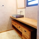 Une console suspendue dans la SDB