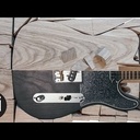 Tchiks guitars, un gars qui fabrique une guitare avec une seule main