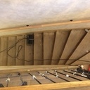 Pose d'une main courante sur un vieil escalier.