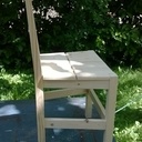 Chaise en bois blanc avec assise aerée