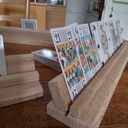 Présentoirs pour jouer aux cartes.