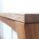 Le chanfrein sur le dessus des pieds a été rajouté pour masquer le léger défaut d'alignement avec le plateau