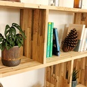 Bibliothèque sur-mesure en bois surcyclé