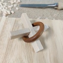 Une croix prise dans un anneau, vue de coté