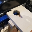 Système pour utiliser la vis insérée dans la table de sortie