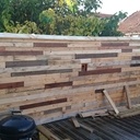 Bardage de mur en bois de récupération
