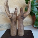 Sculpture de mains en noyer