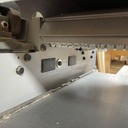 Caches noirs des vis gauches des 2 entraîneurs, vue de l’entrée de la raboteuse.