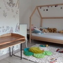 Sa chambre avec le lit cabane