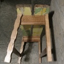 Noté les pieds inclinés pour la stabilité