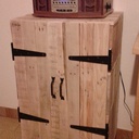 Range CD-vinyles et porte tourne-disque.