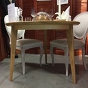 Table ronde à trois pieds