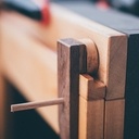 Premier prototype de rail pour la porte coulissante, rien est ajusté, rien est collé, mais ça fonctionne