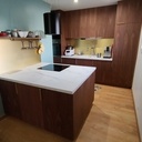 Cuisine en noyer, marbre et laiton