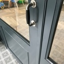 Porte sur mesure avec charnières Pivotica et peinture en cabine RAL 7016