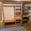 Placard en frêne, portes persiennes.