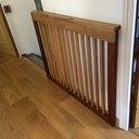 Barrière enfant sur roulettes pour escalier