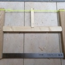 Une scie à cadre avec une lame pour tronçonner