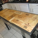 Table de cuisine avec caisses de vin