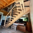 Un premier escalier avec rambarde et garde corps