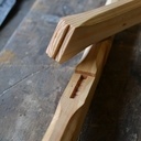 Scie cadre sortie d'une bûche, denture maison, tout à la main