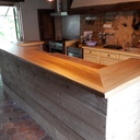 Bar en chêne brun, à bords bruts (live edge dans la langue de feu Babeth Second)