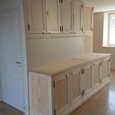 Un petit buffet accompagné d'une penderie