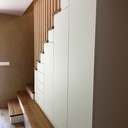 Un Escalier, un Placard, une Rambarde et une Coccinelle