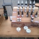 Des présentoirs pour le marché.