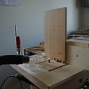 Le montage d'usinage pour les queues droites à la défonceuse sous table avec une des planches de hêtre utilisée pour réaliser des boîtes d'essai.