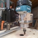 Défonçeuse "sur table", en plongeant bien sûr mais aussi pour faire des rainures.