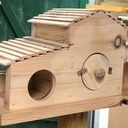 Petite porte arrière pour faciliter le nettoyage du nid)