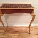 Console avec pieds galbés et plateau marqueté