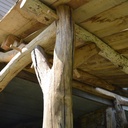 Kerport, auvent, en charpente ancestrale en chataignier des cevennes partiellement récupéré