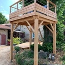 Les poteaux de 15x15 sont posés sur des vis de fondations Nivo, enfoncées de 80cm dans le sol.