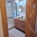 Une porte de salle de bain sur rail style "grange"