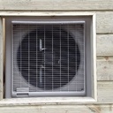 Dissimuler une pompe à chaleur et les poubelles