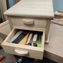 Tiroir du bas ouvert montrant des outils de mesure et traçage