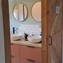 Une porte de salle de bain sur rail style "grange"