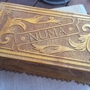 Une boîte centenaire.