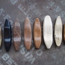 Des petits kayaks de différentes essences