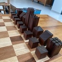 Table basse avec échiquier et pièces