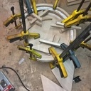 Mange debout et deux tabourets