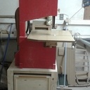 Petite scie à ruban d’inspiration d’une ancienne machine réel.