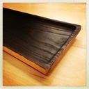 Plateau de service en frêne brûlé.