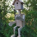 Nichoir en bois type bonhomme assis