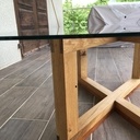 Du chêne, du cerisier et du verre.